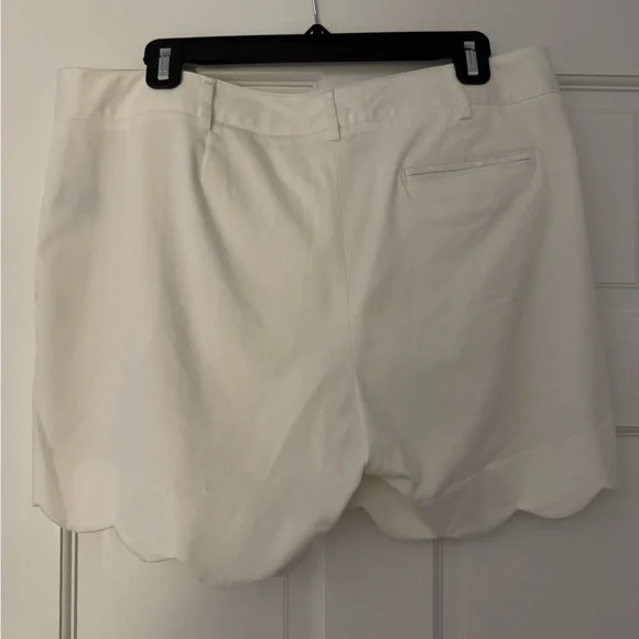 J McLaughlin NWOT White Scalloped Hem Shorts Size 12 - Picture 3 of 5